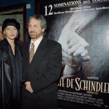 ستيفن سبيلبرغ وزوجته كيت كابشو في باريس (Steven Spielberg & wife Kate Capshaw in Paris). مصدر الصورة  DANIEL MORDZINSKI / AFP