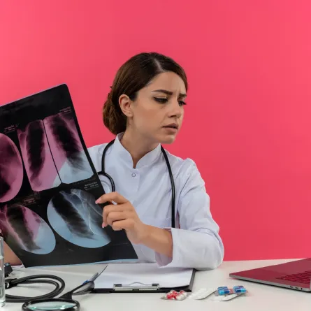  اليوم العالمي لسرطان الرئة Image By Freepik