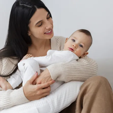 صورة لأم تحمل طفلها الرضيع