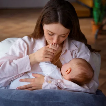 صورة تعبر عن علاقة خاصة بين الأم والرضيع