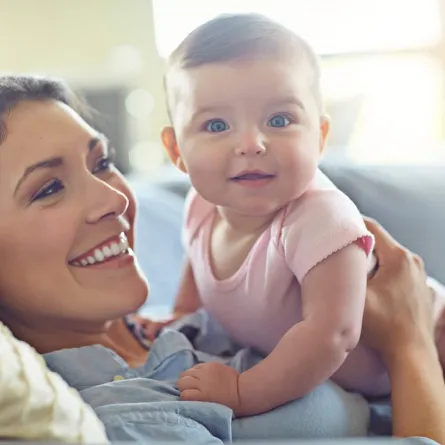 صورة لأم تحمل رضيعها