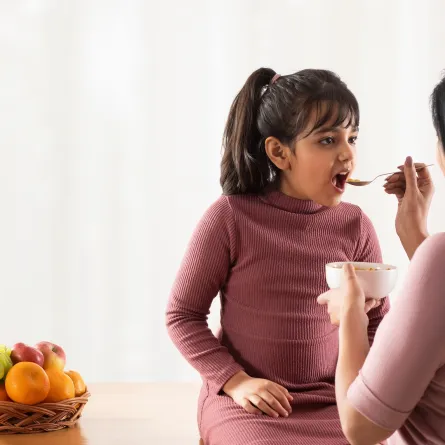 صورة لطفلة تتناول الطعام