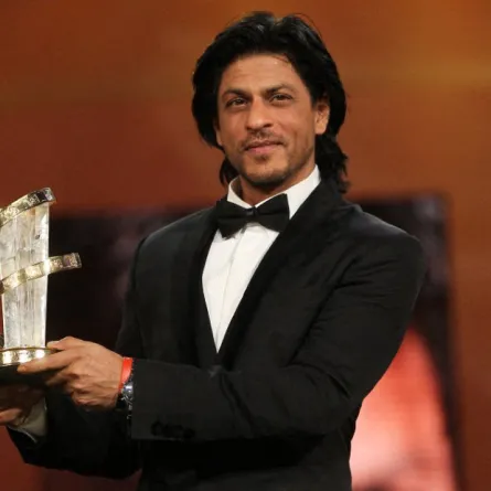 شاروخان Shahrukh Khan  يتسلم جائزة خاصة في مراكش – مصدر الصورة VALERY HACHE / AFP
