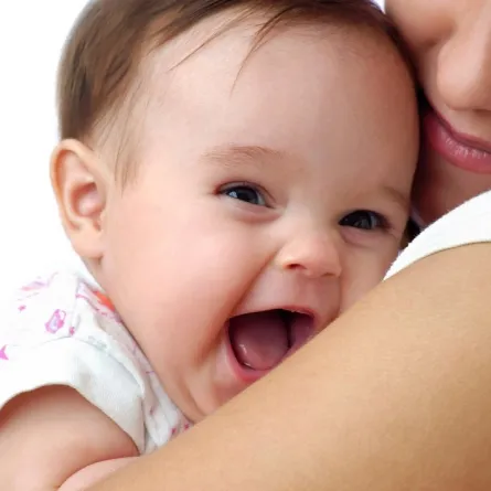 صورة لطفل محمول يبتسم