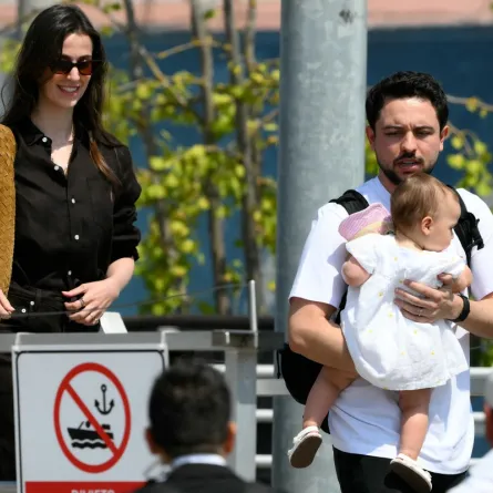 ولي العهد الأردني الأمير الحسين برفقة زوجته الأميرة رجوة وابنته الأميرة إيمان – مصدر الصورة Marco BERTORELLO / AFP