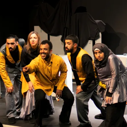 من عروض مسرحية طوق - الصورة من المركز الاعلامي هيئة  المسرح و الفنون الأدائية