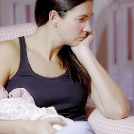 صورة لأم تشعر بقلة حليب الصدر