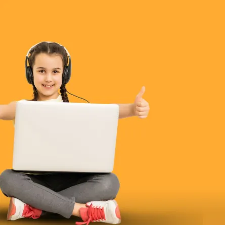 صورة لطفلة تستمتع من خلال التعلُّم الرقمي
