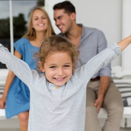 صورة لطفلة سعيدة وسط أسرتها