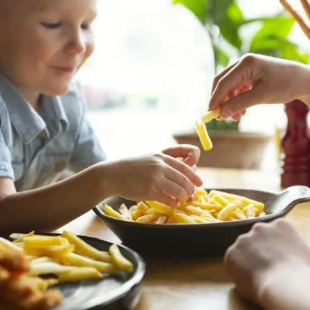 صورة لطفل يتناول الطعام