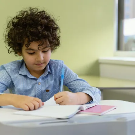 صورة لطفل يكتب بيده اليسرى