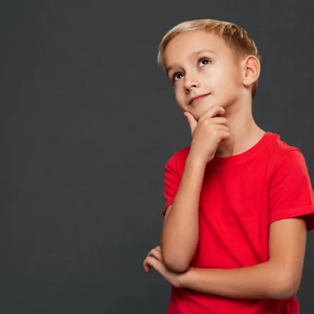 صورة لطفل يفكر في حل لغز