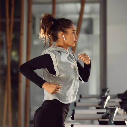 سيدة تخفّز نفسها على ممارسة الرياضة يومياً