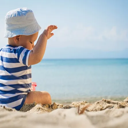 صورة لطفل يجلس أمام البحر