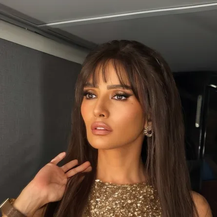 زينة بشخصية المذيعة فى فيلم الشيطان شاطر - الصورة من حسابها على انستغرام