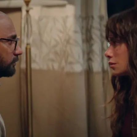 صبا مبارك وكريم فهمي - الصورة من المركز الإعلامي لمسلسل 220 يوم