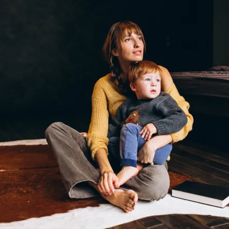 صورة تعبر عن الحماية الزائدة للطفل