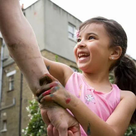 صورة طفلة مصابة بفرط الحركة