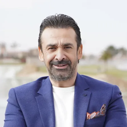 كريم عبد العزيز - الصورة من صفحته الرسمية على الفيسبوك