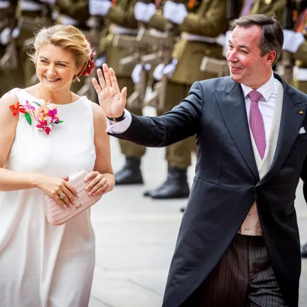 الدوق الأكبر غيوم وولي العهد الدوقة الكبرى ستيفاني في قداس تي ديوم في كاتدرائية لوكسمبورغ (Hereditary Grand Duke Guillaume and Hereditary Grand Duchess Stephanie at the Te Deum Mass in the Cathedral in Luxembourg, Luxembourg). مصدر الصورة: Patrick van Katwijk/Getty Images