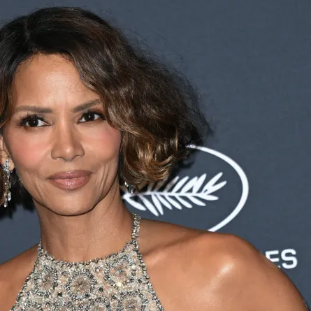 هالي بيري في الدورة 78 من مهرجان كان السينمائي في كان جنوب فرنسا (Halle Berry at the 78th edition of the Cannes Film Festival in Cannes, southern France). مصدر الصورة: Bertrand GUAY / AFP