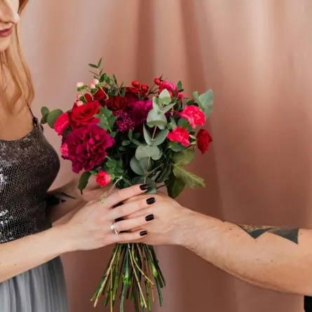 حلم تلقي باقة ورد في المنام - الصورة تعبيرية  