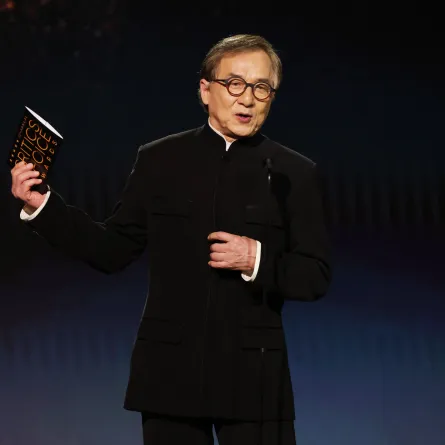 جاكي شان في سانتا مونيكا كاليفورنيا (Jackie Chan at Barker Hangar in Santa Monica, California). مصدر الصورة:KEVIN WINTER / GETTY IMAGES NORTH AMERICA / Getty Images via AFP