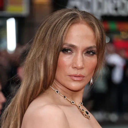 جينيفر لوبيز في مسرح وينتر جاردن بمدينة نيويورك (Jennifer Lopez at Winter Garden Theatre in New York City). مصدر الصورة: Jamie McCarthy/Getty Images/AFP