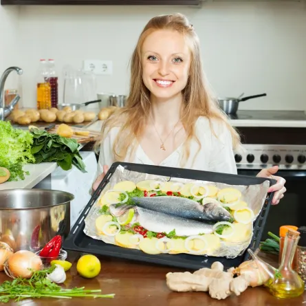 صورة لحامل تمسك بصينية السمك