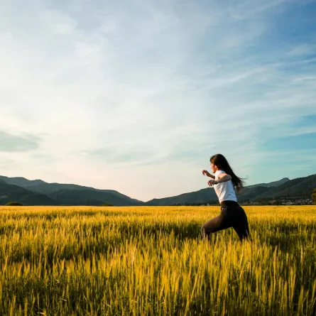 فتاة تركض بين أحضان الطبيعة