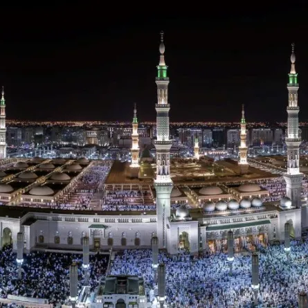 المسجد النبوي من الخارج ممتلئًا بالمصلين