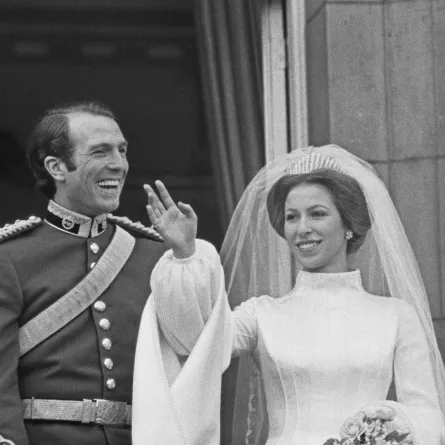 الأميرة آن والكابتن مارك فيليبس داخل شرفة قصر باكنغهام في لندن بعد زفافهما في نوفمبر 1973 (مصدر الصورة: Evening Standard/Hulton Archive/Getty Images)