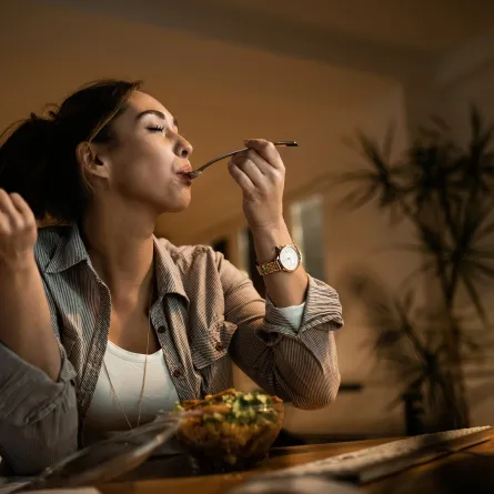 صورة لامرأة تتناول التونة