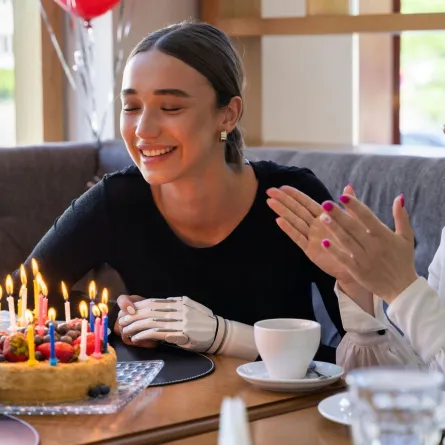 صديقة تحتفل بيوم ميلاد صديقتها