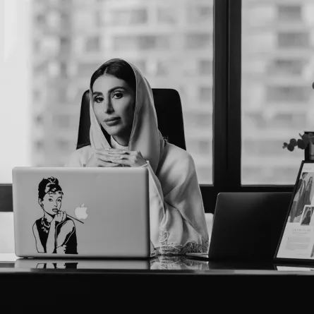 مصممة الأزياء الإماراتية شريفة الشريف الهاشمي مؤسسة علامة Onori – الصورة من العلامة