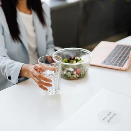 امرأة تتناول طعامها في المكتب- المصدر: pexels-karolina-grabowska