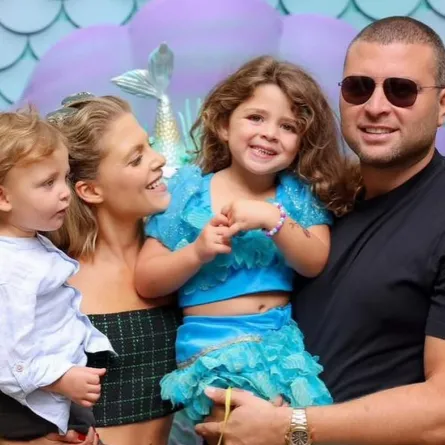 إيلي صعب جونيور وزوجته كريستينا صعب وولداهما صوفيا وإيلي صعب- الصورة من حساب كريستينا على إنستغرام