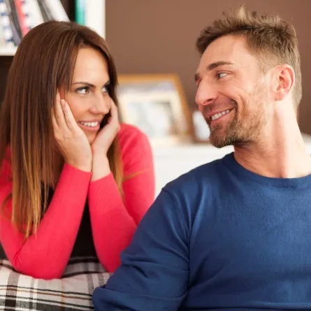 زوجة تنظر لزوجها بمودة وواضح أنهما على درجة عالية من التفاهم والتواصل