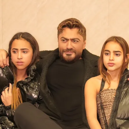 تامر حسني برفقة ابنتيه- الصورة من حساب ابنته تاليا على إنستغرام