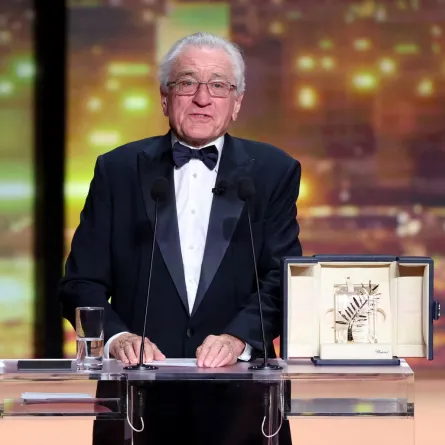 روبرت دي نيرو في مهرجان كان السينمائي السنوي الثامن والسبعين في قصر المهرجانات في كان- فرنسا (Robert De Niro at the 78th annual Cannes Film Festival at the Palais de Festival in Cannes, France). مصدر الصورة: Sameer AL-DOUMY / AFP