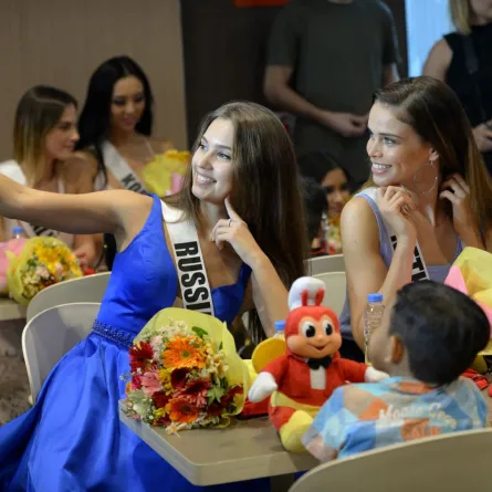 المتسابقات في مسابقة ملكة جمال الكون كسينيا ألكسندروفا من روسيا ونيكي أوفيج من هولندا وسامانثا جيمس من ماليزيا في مانيلا (Miss Universe contestants Kseniya Alexandrova of Russia, Nicky Opheij of the Netherlands and Samantha James of Malaysia in Manila). مصدر الصورة: Ted ALJIBE / AFP