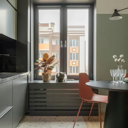 مطبخ مستقل بمساحته يتضمن نافذة وطاولة طعام 