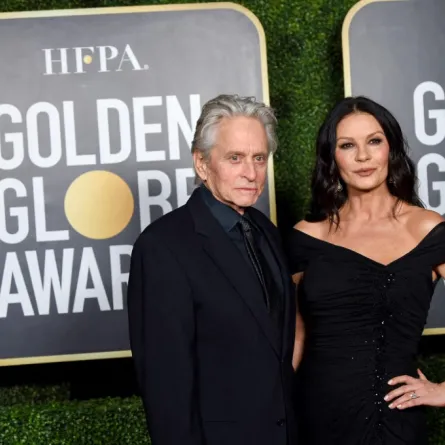 مايكل دوغلاس وكاثرين زيتا جونز في حفل توزيع جوائز غولدن غلوب السنوي الثامن والسبعين (Michael Douglas and Catherine Zeta-Jones at the 78th Annual Golden Globe Awards). مصدر الصورة: Dimitrios Kambouris / GETTY IMAGES NORTH AMERICA / Getty Images via AFP