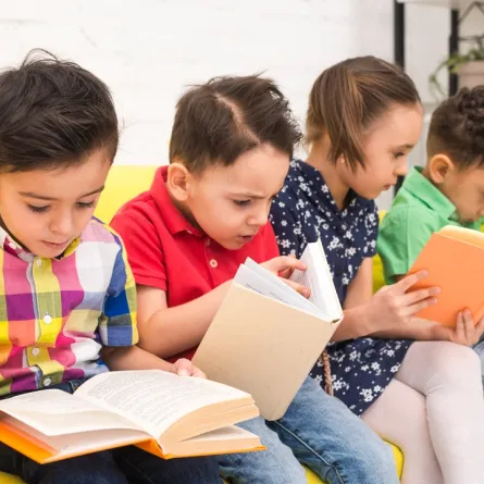 صورة لمجموعة من الأطفال يقرأون القصص