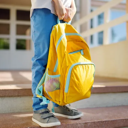 صورة طفل يحمل حقيبة المدرسة