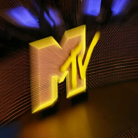 شعار قناة MTV في فندق وكازينو ذا بالمز في لاس فيغاس، نيفادا (MTV logo at The Palms Hotel and Casino in Las Vegas, Nevada). مصدر الصورة: Frederick M. Brown/Getty Images