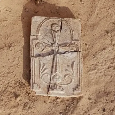 صليب جصي تابع لكنيسة جزيرة صير بني ياس. الصورة من مكتب أبو ظبي الإعلامي