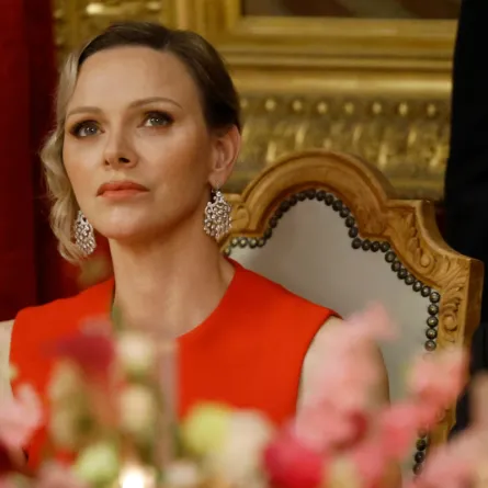 الأميرة شارلين، أميرة موناكو في قصر الأمير خلال عشاء رسمي (  Princess Charlene of Monaco at the Prince's Palace during an official dinner). مصدر الصورة: Ludovic MARIN / AFP