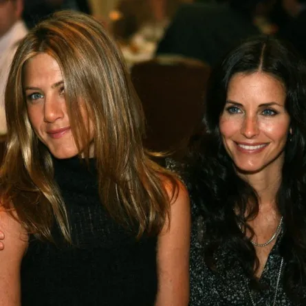 جينيفر أنيستون وكورتني كوكس في حفل جائزة الدائرة البلاتينية 2006 في كاليفورنيا ( Jennifer Aniston and Courteney Cox at the 2006 Platinum Circle Awards in California). مصدر الصورة: Kevin Winter / Getty Images North America / Getty Images via AFP