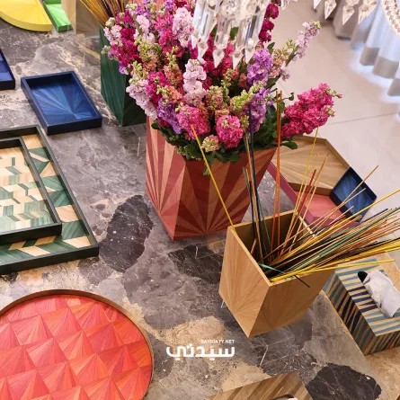 اكسسوارات منزلية منفذة باستخدام تقنية الترصيع بالقش الملون